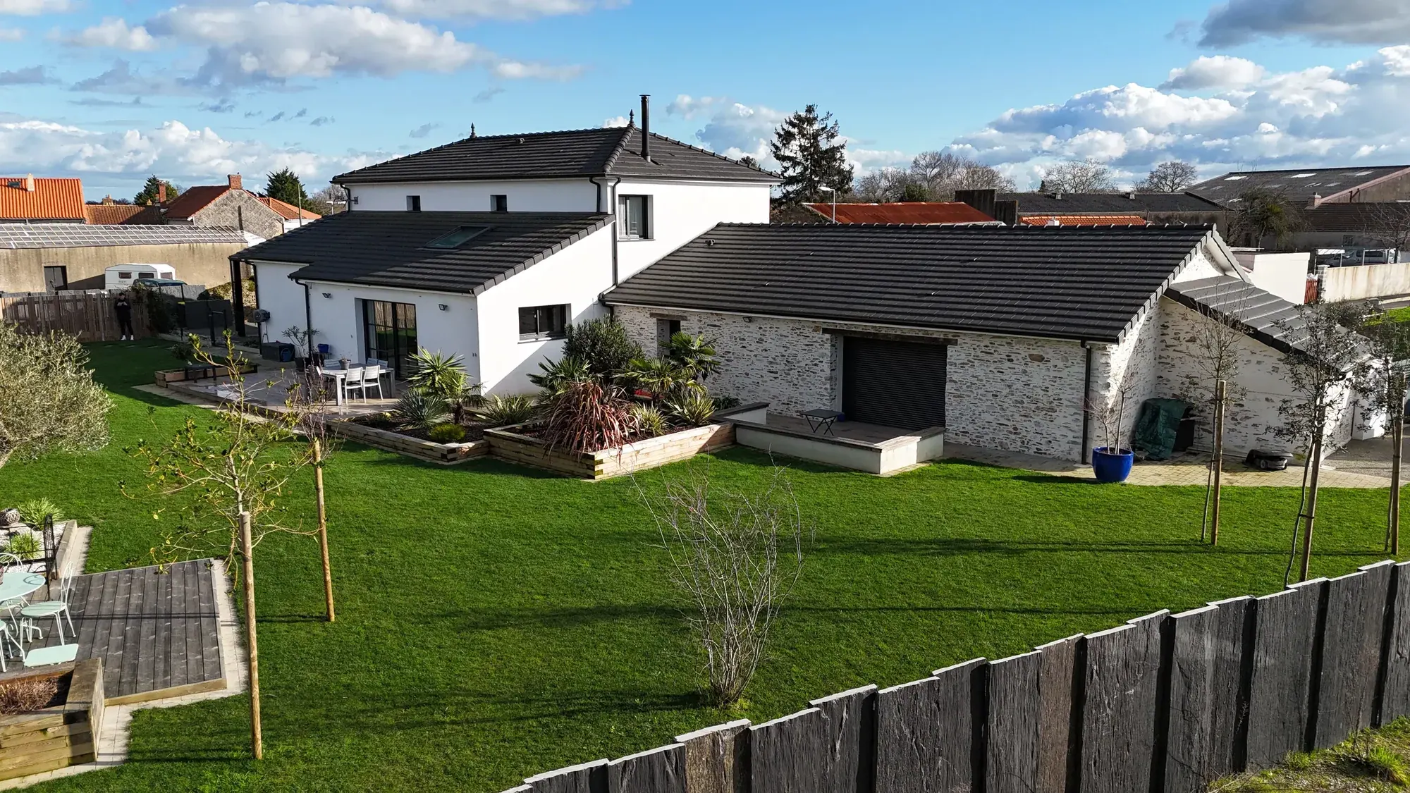 Vue aérienne latérale du corps de ferme rénové
