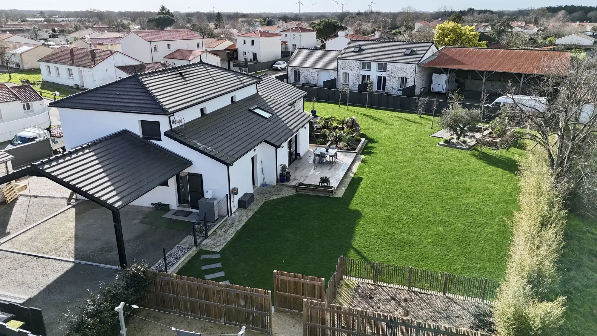 Vue aérienne arrière avec jardin du corps de ferme