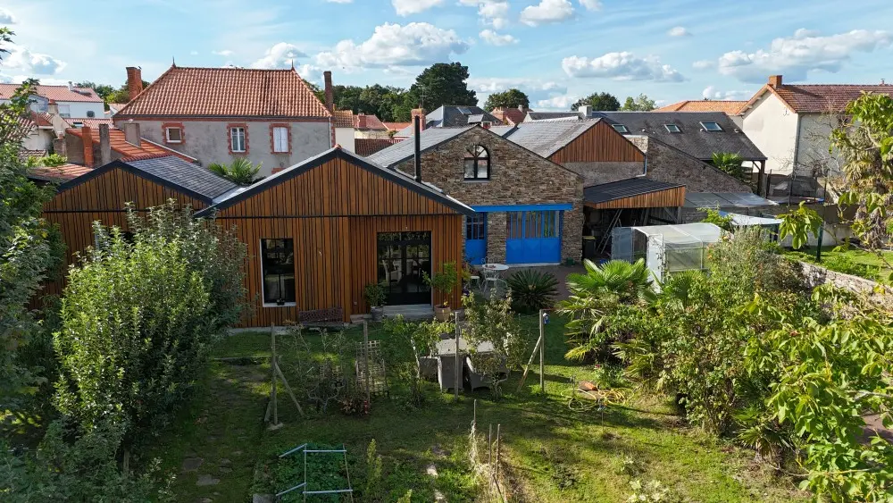 Vue arrière de l'extension depuis le jardin